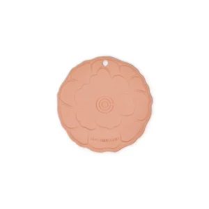 Le Creuset Petal Shaped Silicone Trivet. 8