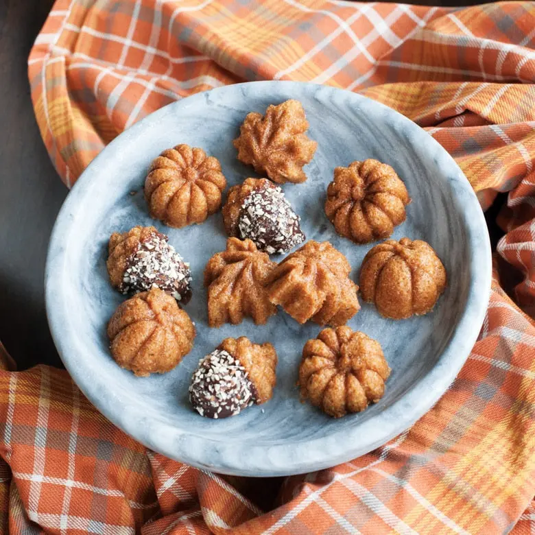 Nordic Ware Autumn Delights Cakelet Pan - Image 3