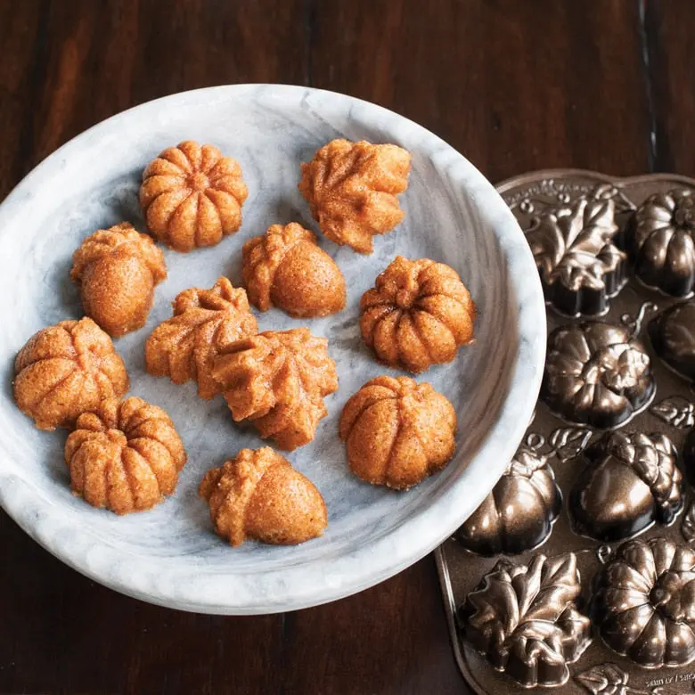 Nordic Ware Autumn Delights Cakelet Pan - Image 4