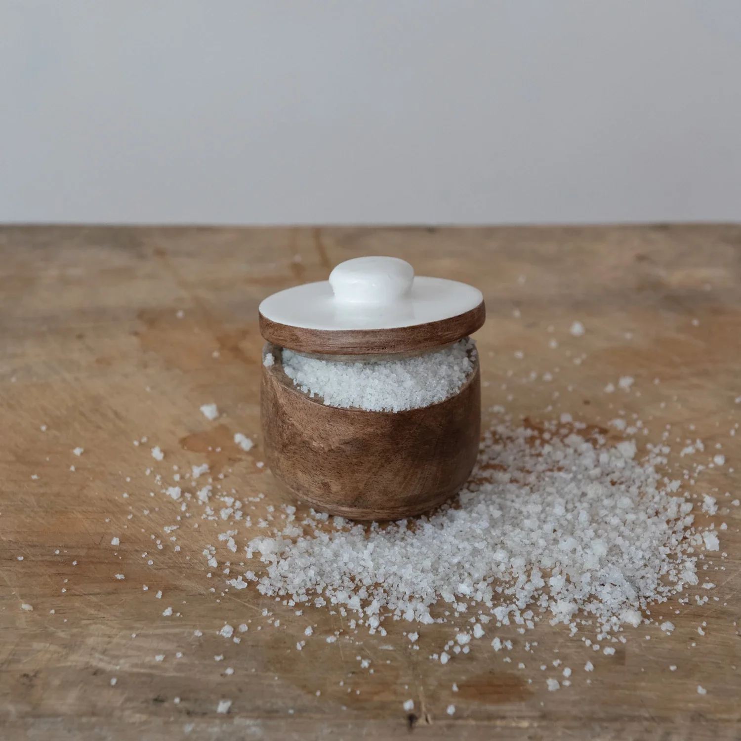 Mango Wood Pinch Pot w/ Enameled Lid. Natural & White - Image 3