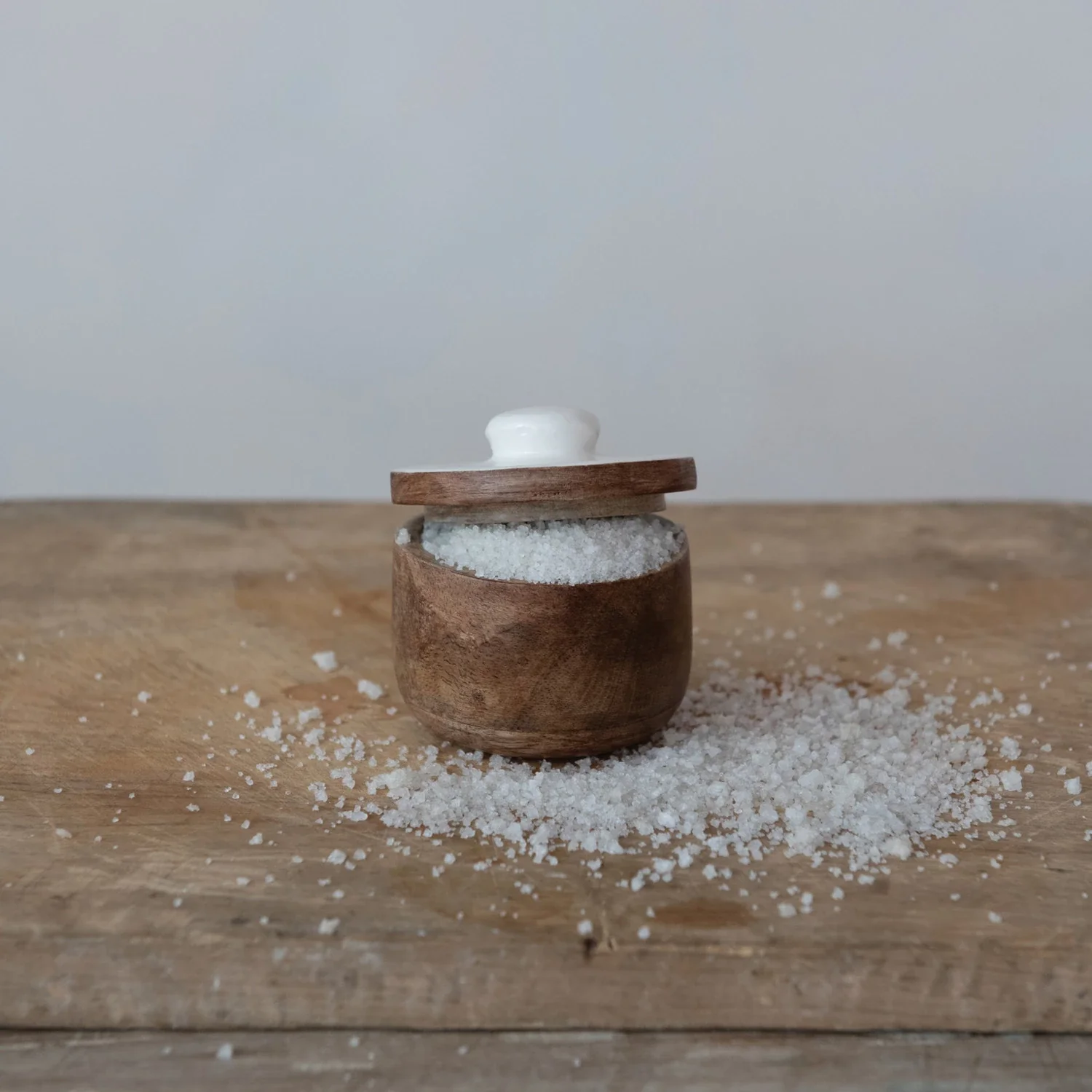 Mango Wood Pinch Pot w/ Enameled Lid. Natural & White - Image 2